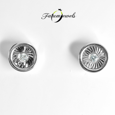 feherarany-gyemant-fulbevalo-turbulencia-fr498-0-03ct-tw-vs1-14k-1