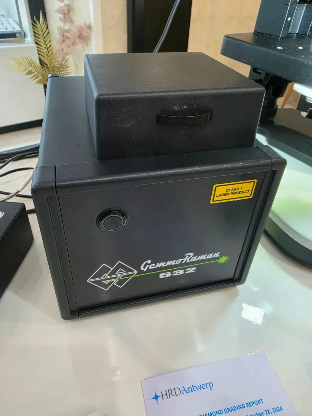 GemmoRaman 532 spektrométer Raman-spektroszkópiához és fotolumineszcencia-méréshez a Fatumjewels üzletében, „Class 1 laser product” jelöléssel